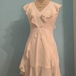 Beautiful white BCBG v-necked cocktail dress, size 6